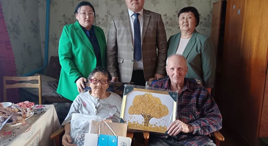 В Бай-Тайгинском районе чествовали интернациональную семью Минеевых, отметившую золотую свадьбу и 80-летие супруги