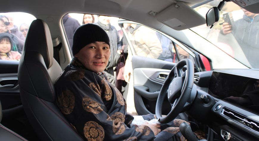 Ветерану боевых действий вручен автомобиль с ручным управлением