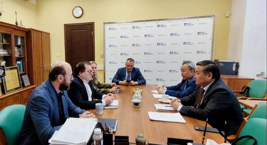 Владислав Ховалыг обсудил подготовку буддийского форума с президентом Фонда содействия буддийскому образованию и исследованиям