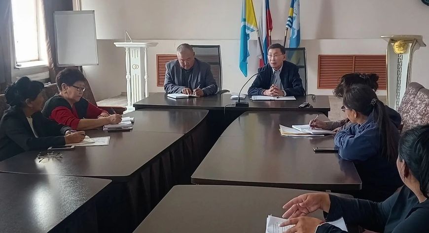Вице-премьер Тувы Орлан Сарыглар проинспектировал капремонт школы, строительство спортзала и работу соцобъектов Эрзина