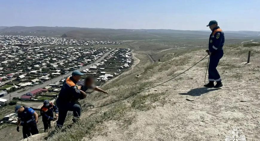 Спасатели МЧС предотвратили падение мужчины с горы Хербис в Кызыле