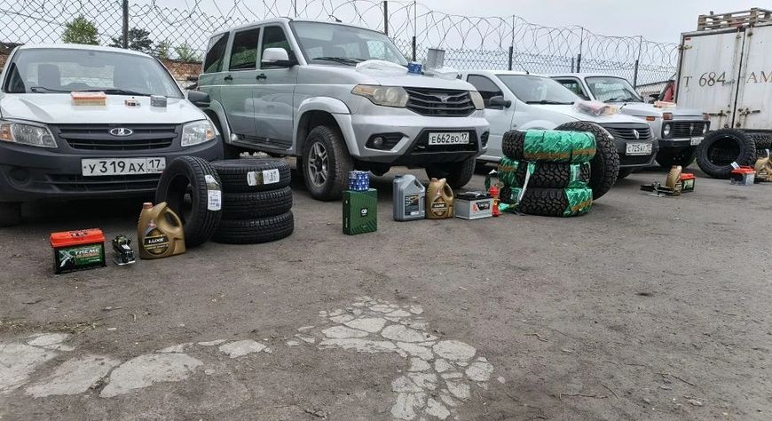 Сотрудники УФСИН Тувы готовят четыре автомобиля к отправке в зону СВО
