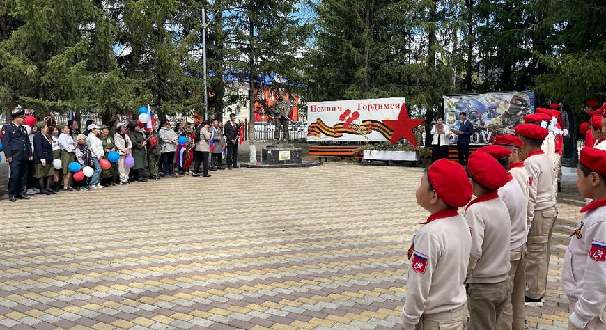 В селе Хову-Аксы состоялась церемония возложения цветов на Аллее Славы