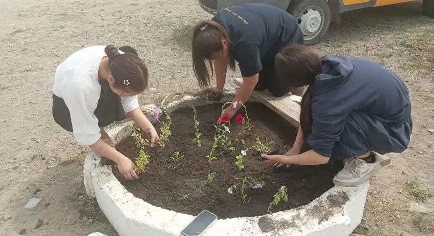 Школьники Тувы приступили к летней трудовой практике