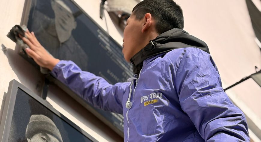 Кадеты Тувы привели в порядок мемориалы героям СВО