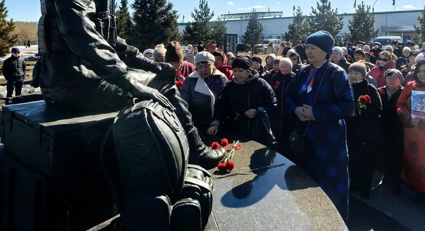 В Кызыле состоялась церемония возложения венков к памятнику участникам СВО