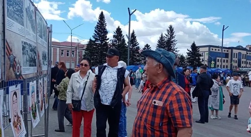 Передвижная выставка о военных подвигах на площади Арата