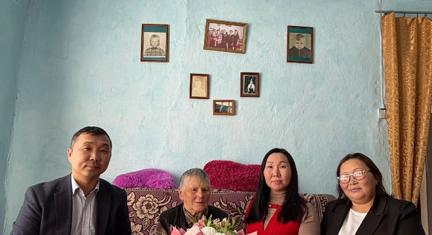 В Туве поздравили с 8 Марта ветерана, пережившую концлагерь