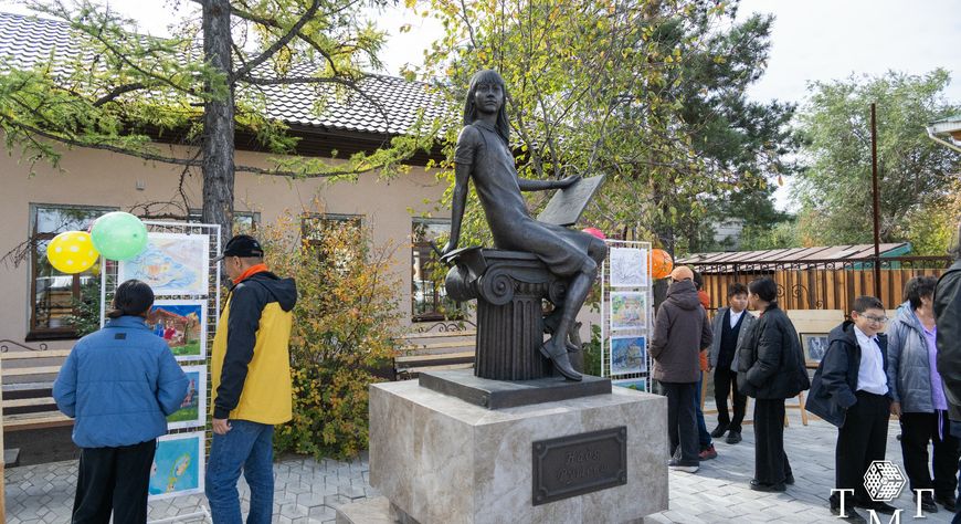 В Детской школе искусств им. Н. Рушевой отметили трёхлетие со дня установки памятника знаменитой художнице