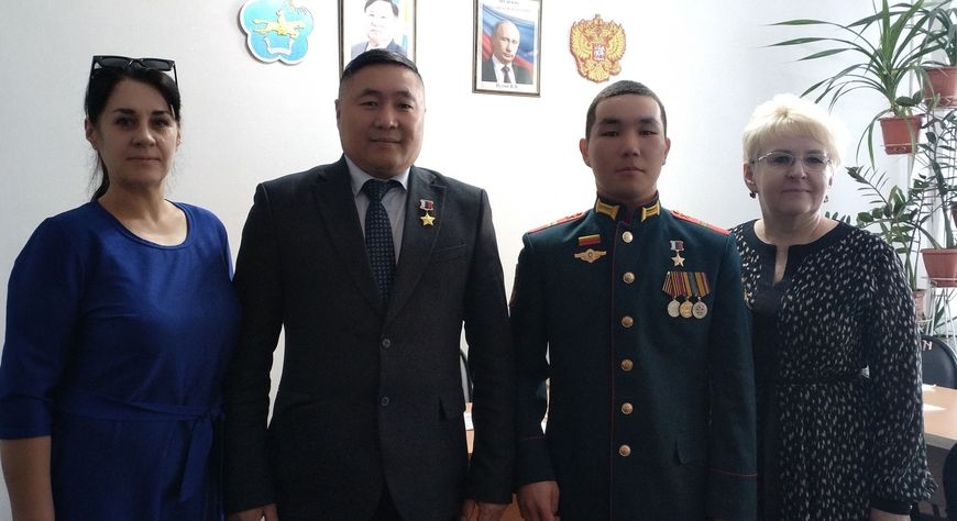 Герои России Буян Куулар и Найыр Кыргыс встретились с учениками кызылской школы №3