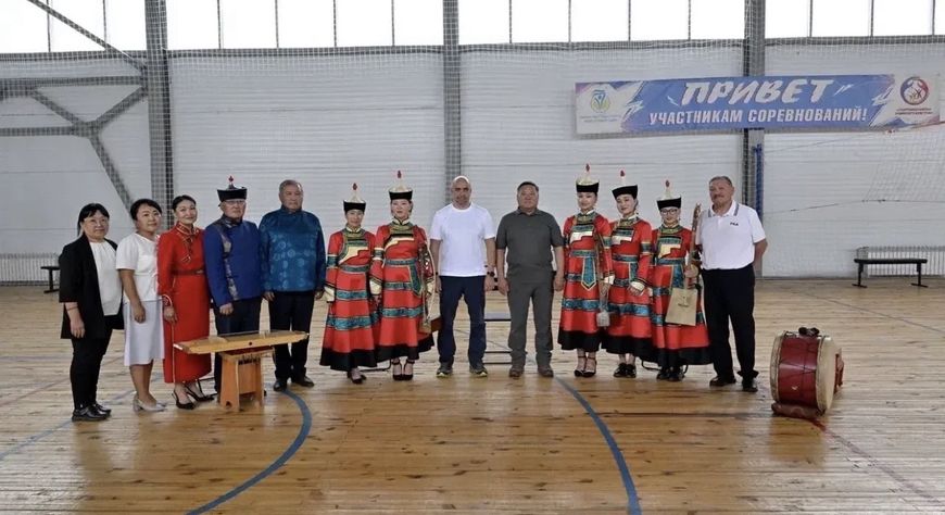 Глава Тувы вместе с руководителем группы «Ареал» посетили новый спортзал в Эрзине