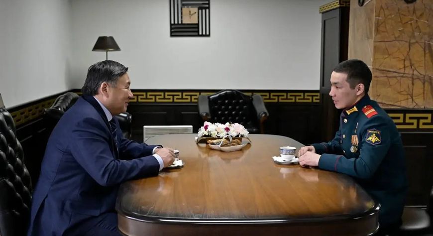 Владислав Ховалыг встретился с Героем России Найыром Кыргысом