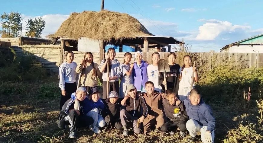 Тимуровская помощь ко Дню пожилых: школьники дарят внимание учителям‑ветеранам