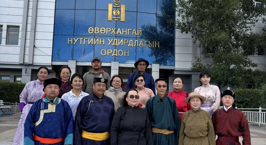Преподаватель колледжа искусств представил культ коня на конференции в Монголии