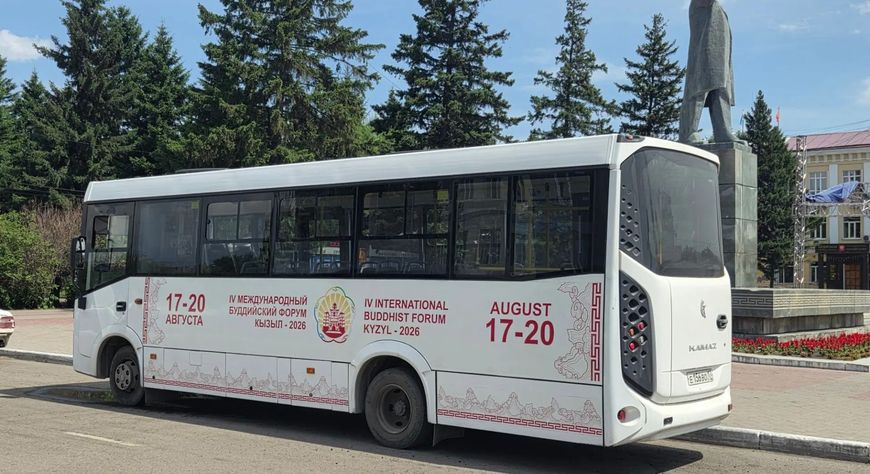 Автобусы в Кызыле украсили к Международному буддийскому форуму