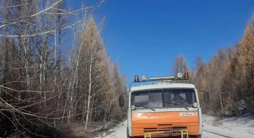 В Туве очищают дороги от наледи и обрабатывают опасные участки