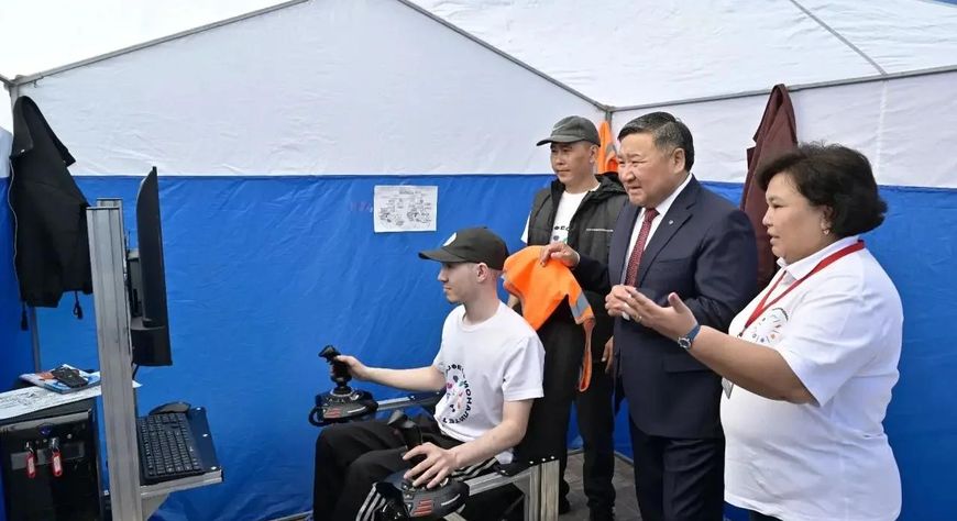 Владислав Ховалыг поздравил с Днём среднего профессионального образования