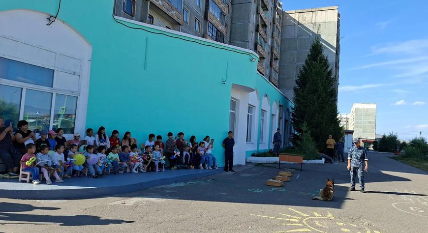 Прощание с летом: сотрудники УФСИН подарили детям праздничное настроение