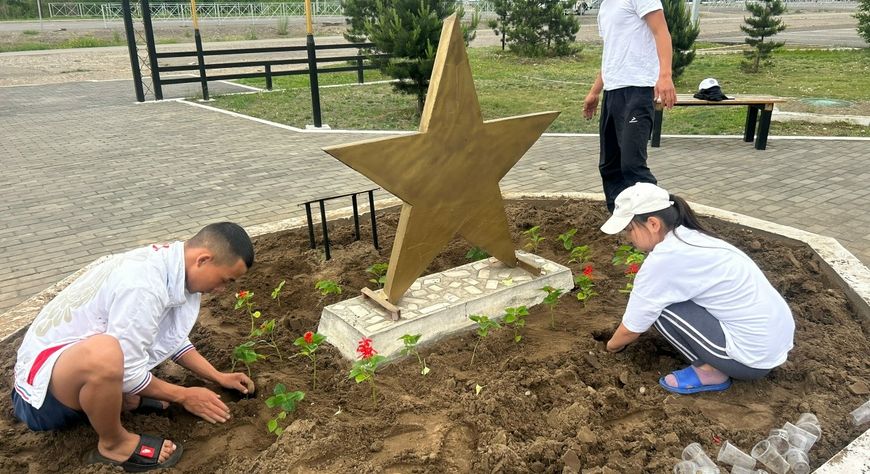 Студенты КПК озеленили Аллею Славы ТувГУ в рамках проекта «Агроэкошкола»