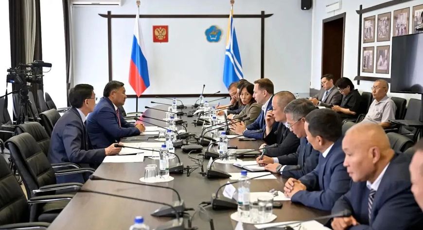 Владислав Ховалыг провёл рабочую встречу с председателем Сибирского банка «Сбербанк» Дмитрием Солнцевым