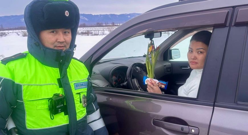 В Туве сотрудники Госавтоинспекции поздравили женщин-водителей с 8 Марта