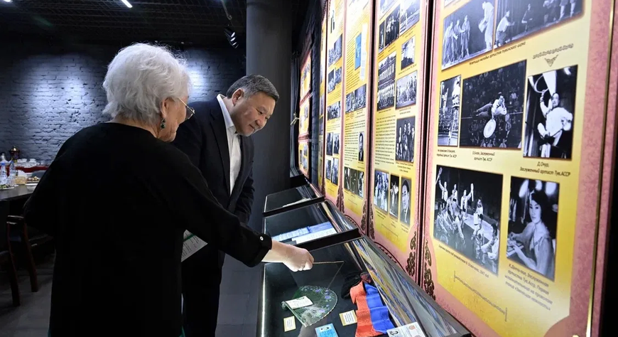 Владислав Ховалыг поздравил Национальный театр Тувы с 90-летием