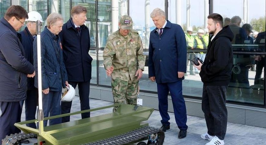 Полпред передал бойцам батальона «СКИФ» роботизированный комплекс для эвакуации раненых
