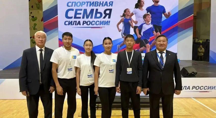 Глава Тувы встретился с семьей из Тувы на фестивале «Спортивная семья — сила России» в Красноярске