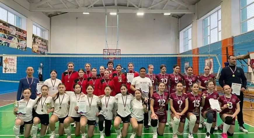 Владислав Ховалыг поздравил волейболисток из Кара-Хаака с бронзой окружного турнира