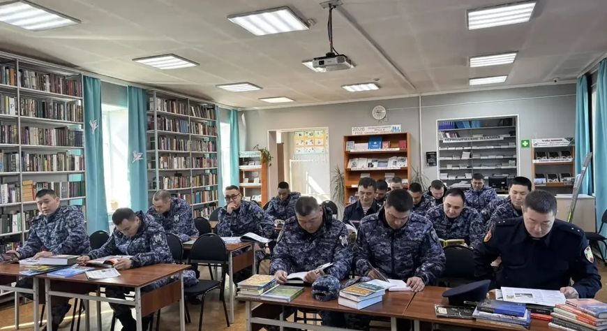 Росгвардейцы познакомились с книжными экспозициями о войне, Чернобыле и Годе созидательного труда