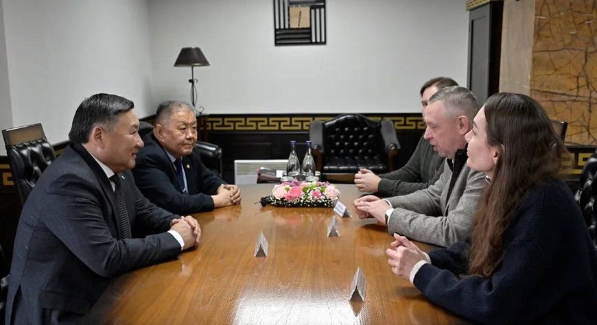 Никита Михалков поздравил Национальный театр им. В.Кок-оола с 90-летним юбилеем и анонсировал приезд своего театра в Туву