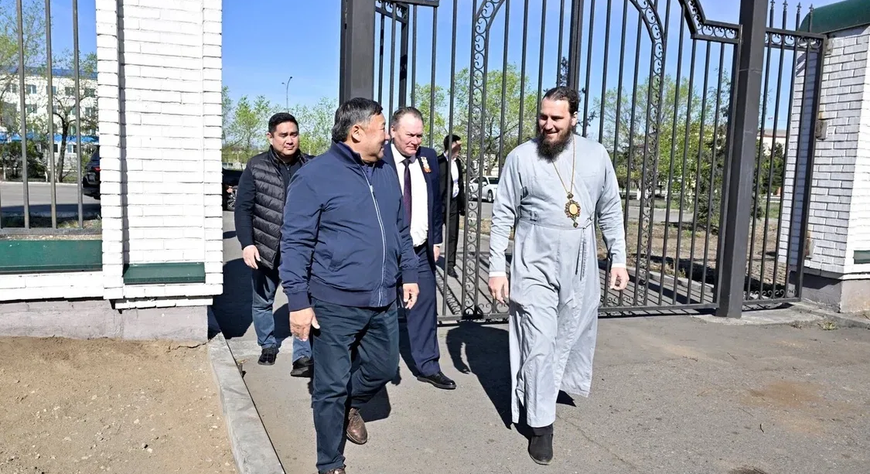 Владислав Ховалыг принял участие в посадке саженцев у Воскресенского кафедрального собора