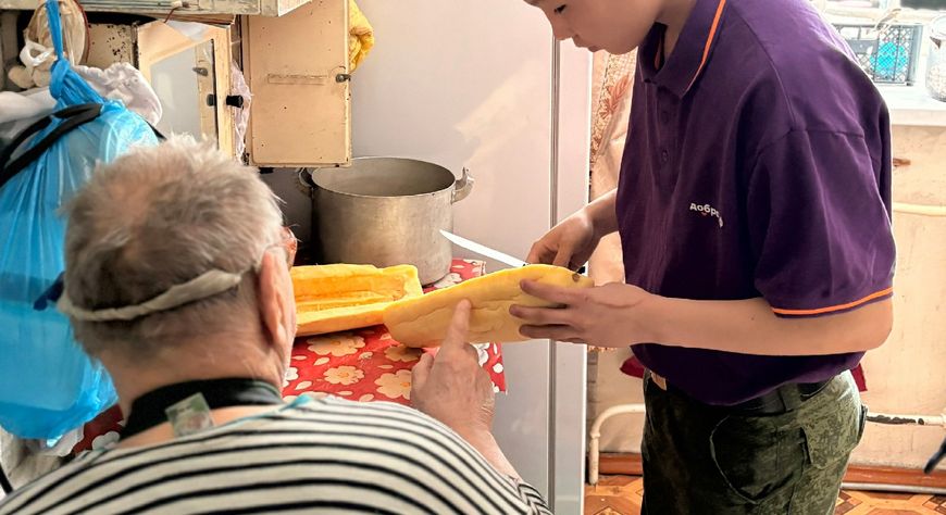 Волонтеры «Добрых сердец Тувы» помогли подопечному с инвалидностью