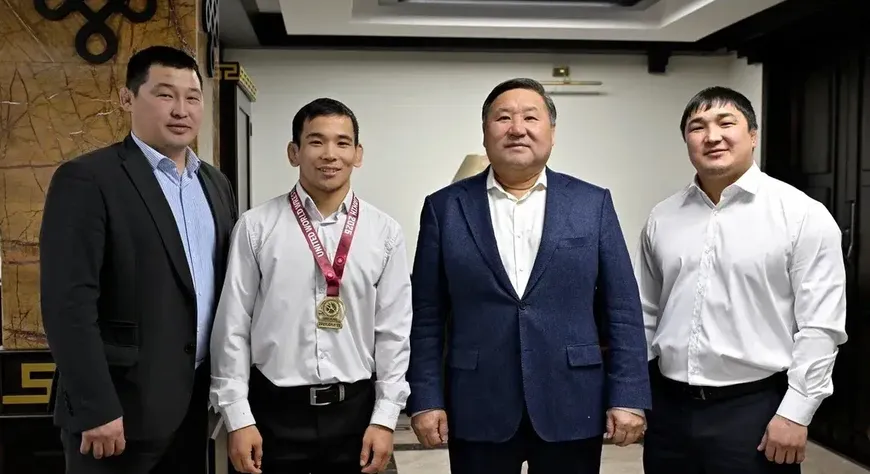 Владислав Ховалыг встретился с чемпионом Европы Аяндаем Ондаром