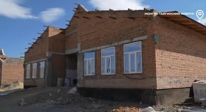 Владислав Ховалыг проверил строительство школы в селе Кызыл-Хая