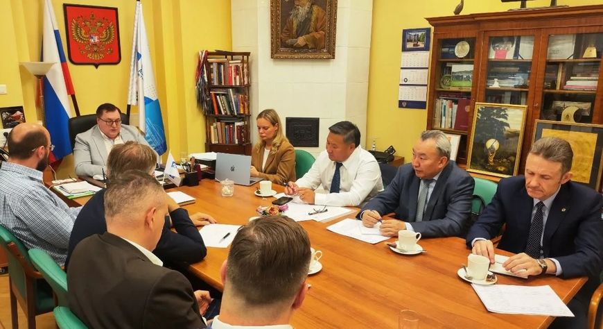 Владислав Ховалыг обсудил подготовку к буддийскому форуму с руководством Фонда содействия буддийскому образованию и исследованиям