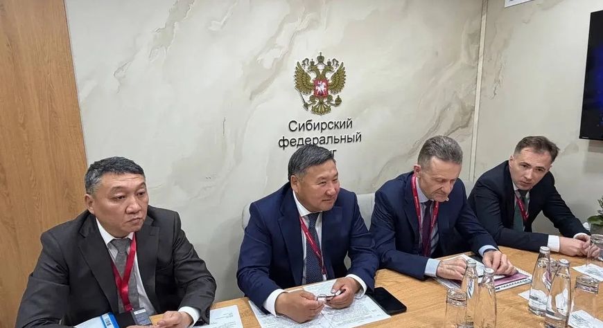Владислав Ховалыг встретился с президентом Cosmos Hotel Group и подписал соглашение с КАМАЗом на ПМЭФ