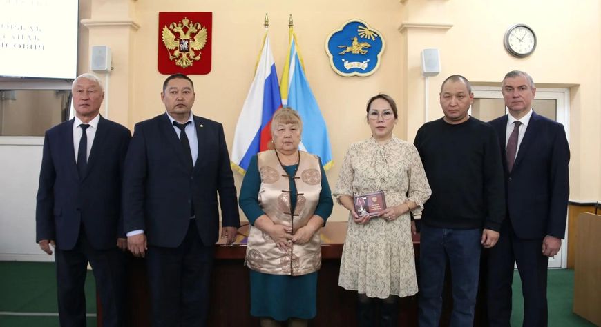 В Туве семьям погибших участников СВО вручили государственные награды