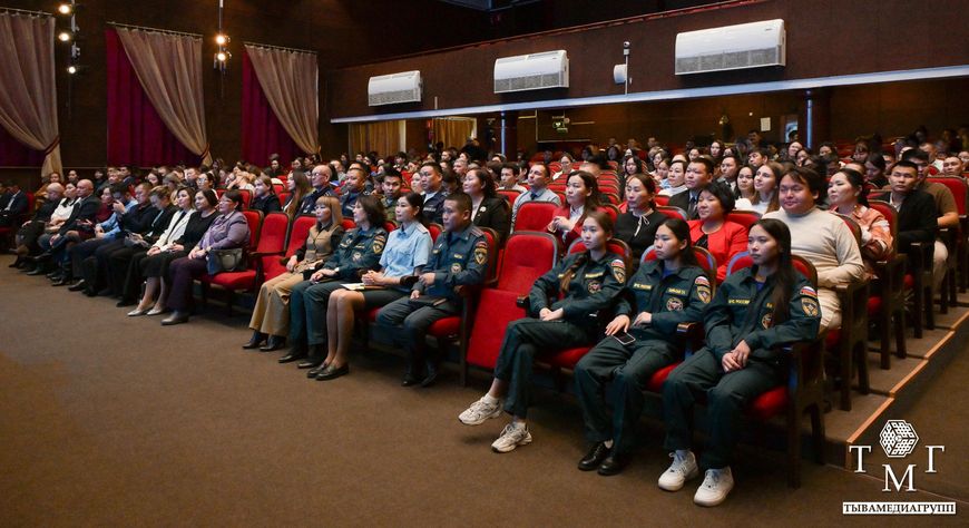 В Кызыле прошла просветительская лекция с участием полковника Службы внешней разведки в отставке Елены Вавиловой