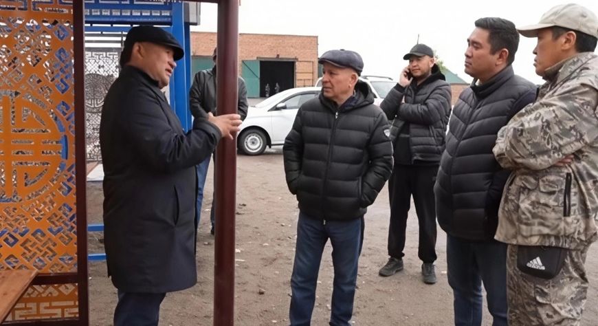 Владислав Ховалыг оценил варианты новых остановочных павильонов для Кызыла
