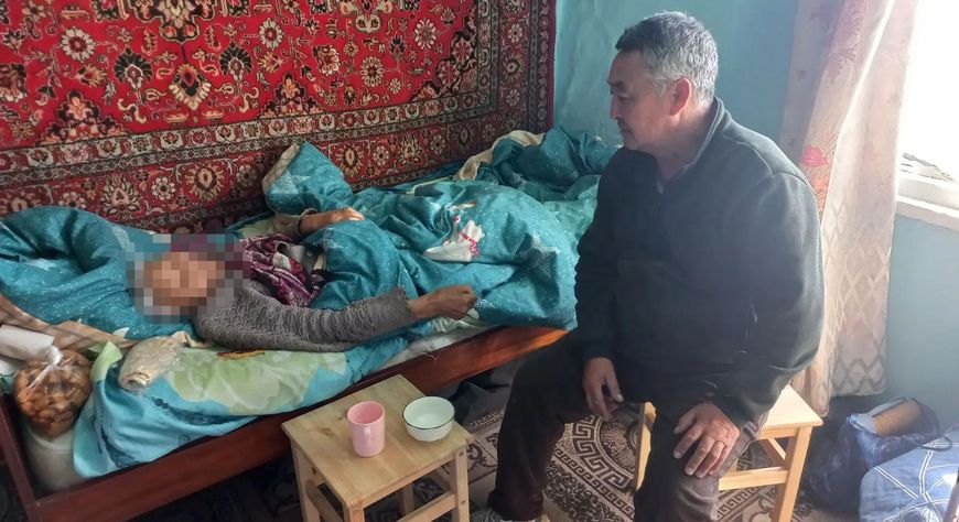 В Овюрском районе ко Дню пожилых людей пенсионерам помогают подготовиться к зиме