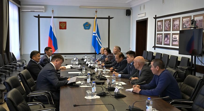 Глава Тувы провел совещание по Устуу-Хурээ