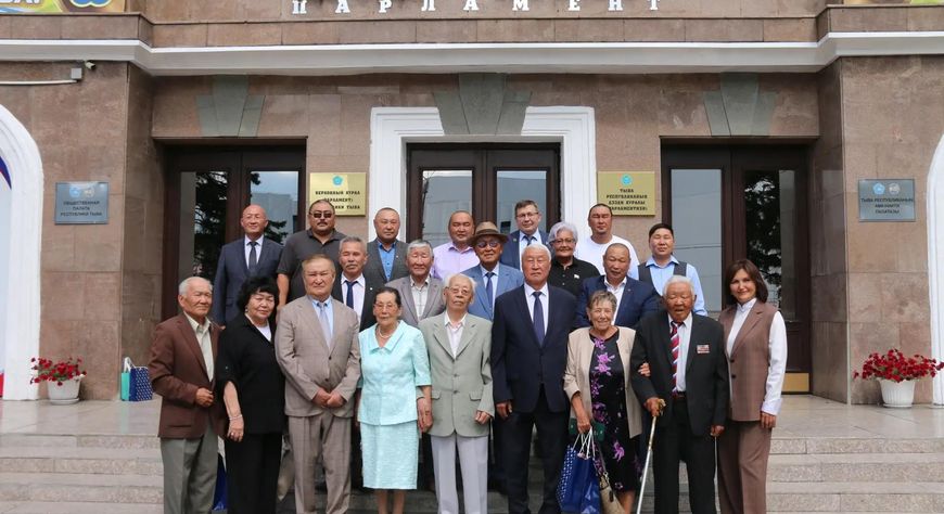 Верховный Хурал провёл встречу с ветеранами законодательной власти Тувы