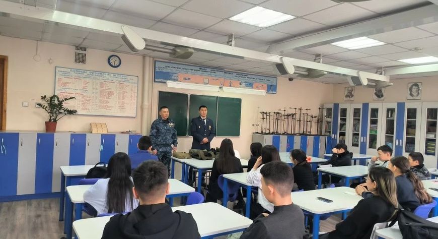 Сотрудники УФСИН — участники СВО провели урок мужества для школьников Кызыла