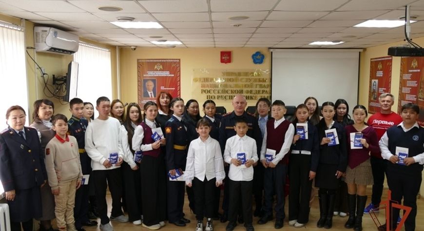 Кызылские школьники получили первые паспорта в Управлении Росгвардии