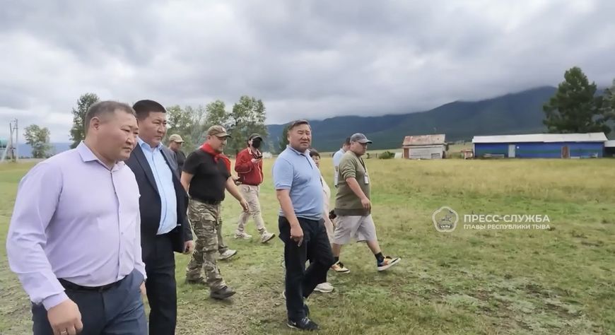 Владислав Ховалыг посетил детские лагеря и агропредприятия в Тандинском районе