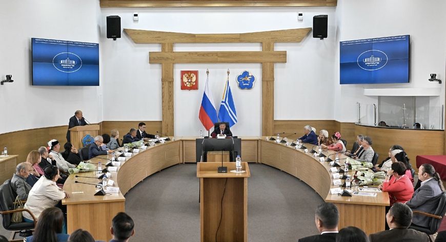 В Туве наградили работников культуры и обсудили перспективы развития отрасли