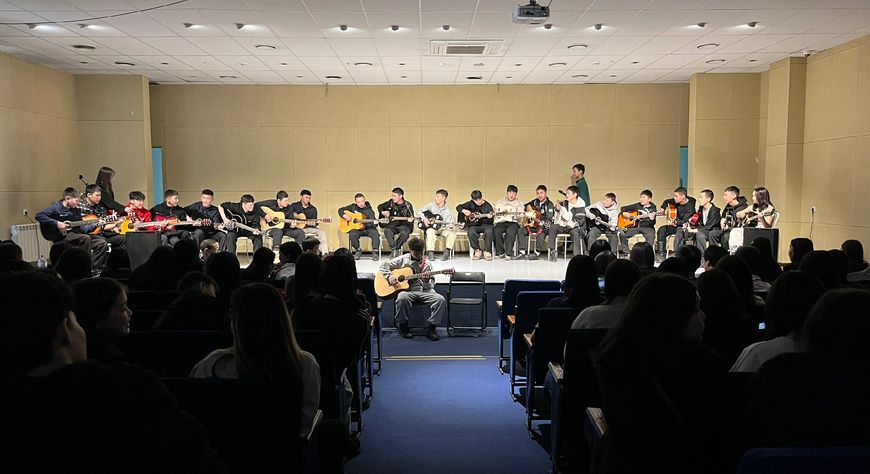 Молодежь Тувы проводит гитарные вечера