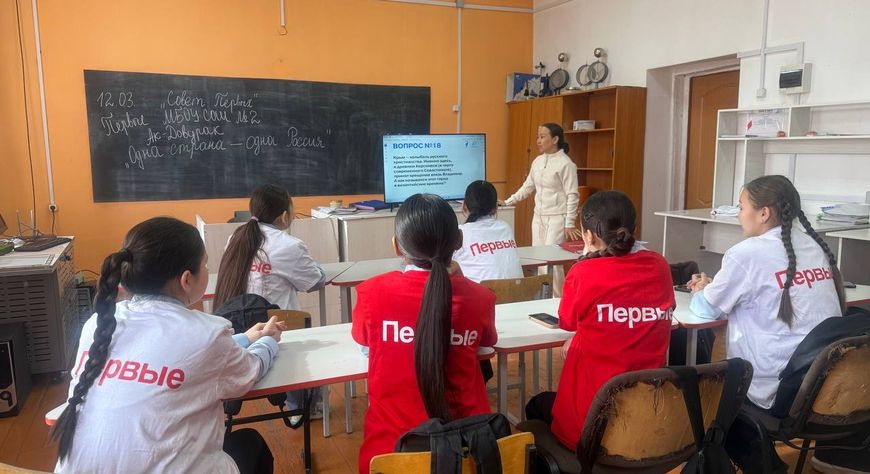 Школьники Ак-Довурака присоединились к акции ко Дню воссоединения Крыма с Россией