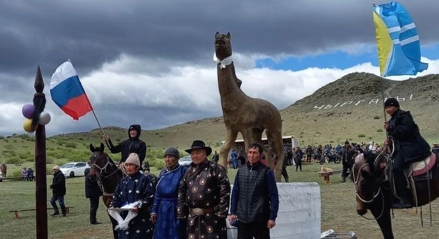 Аътка мөгейиг: Ойнаар-Тейниң эдээнде аът чарыжы